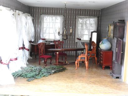 Importante MAISON DE POUPEE en bois peint...