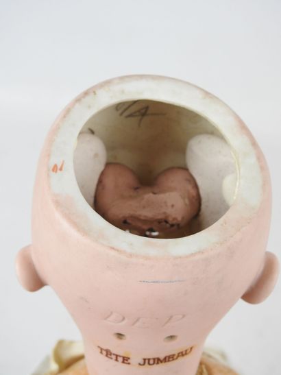 DEP : Poupée avec tête en porcelaine, yeux...