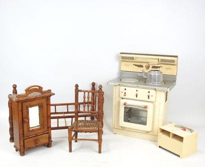 Doll ACCESSORIES including a wooden bed (W....