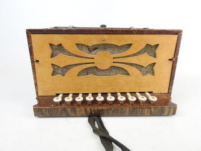 BANDONEON en bois et placage de palissandre....