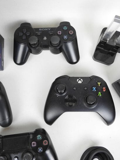 JEUX VIDEOS : 9 Manettes d'occasion diverses...