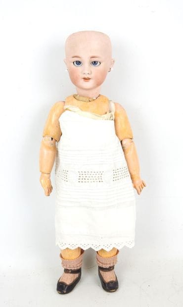 DEP : Poupée avec tête en porcelaine, yeux...