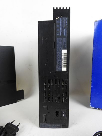 PLAYSTATION 2 : Lot comprenant 4 consoles...