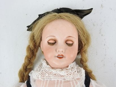 UNIS FRANCE 301 ERT - Poupée tête en porcelaine,...