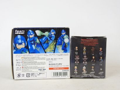 6 FIGURINES de collection diverses : 
- Stranger...