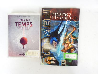 COMICS : 3 comics et un roman :
- Hors du...