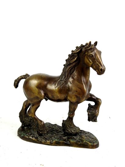 Horse piaffe. Bronze subject. H : 22 - L...