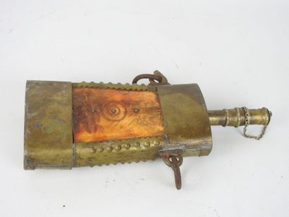 MOYEN-ORIENT : Poire à poudre en corne et...