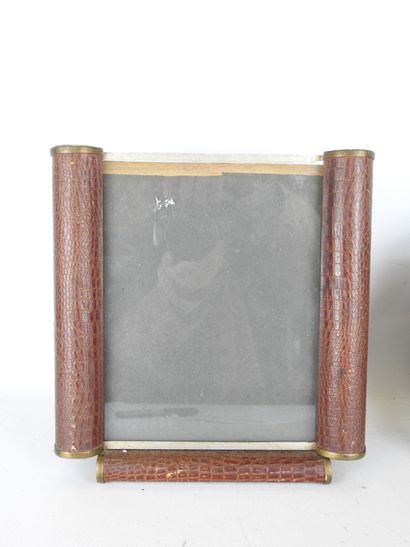 Pest-proof burgundy leatherette FRAME. 26...