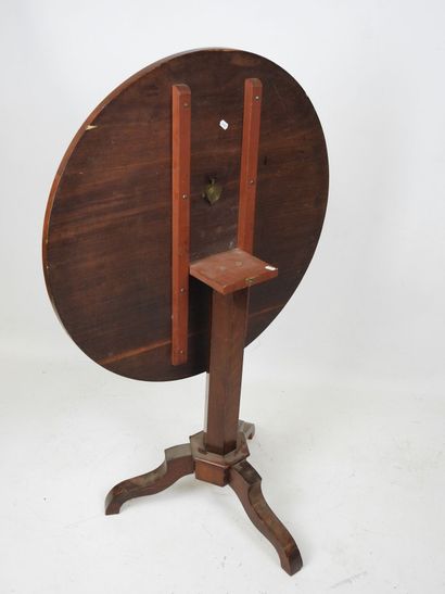 Circular walnut GUERIDON, tilting top inlaid...