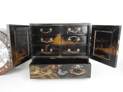 CHINA: Circular jewelry box in burgundy wood...