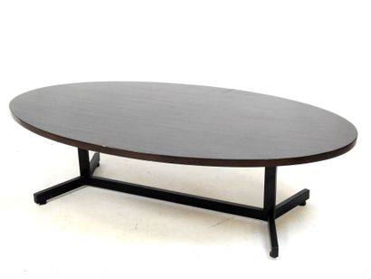 TABLE BASSE de forme ovale à plateau en bois...