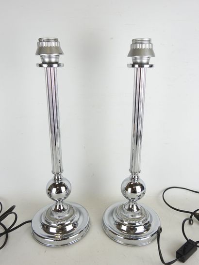 PAIRE de LAMPES en métal chromé, le fût cannelé...
