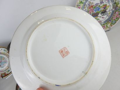 LOT comprising : - Two bronze pedestal bowls...