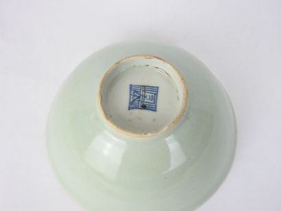 CHINE : Bol en porcelaine céladon. Marque...