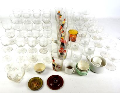 LOT of GLASSES including : 
- 9 water glasses...