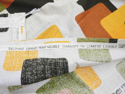 PAIRE de RIDEAUX en coton imprimé de motifs...
