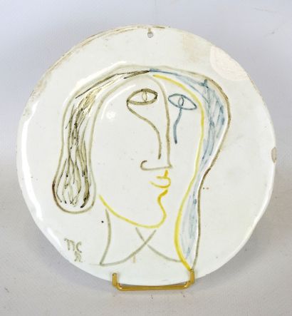 Earthenware medallion-shaped PLAQUE decorated...