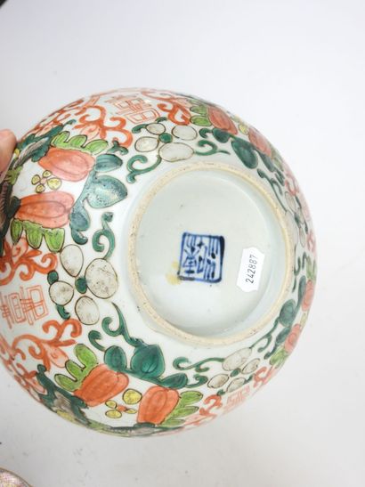 CHINA: Porcelain bowl with enameled decoration...