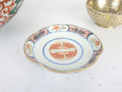 CHINA: Porcelain bowl with enameled decoration...