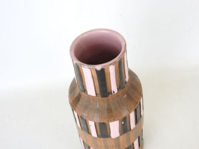 VASE de forme bouteille en terre cuite partiellement...