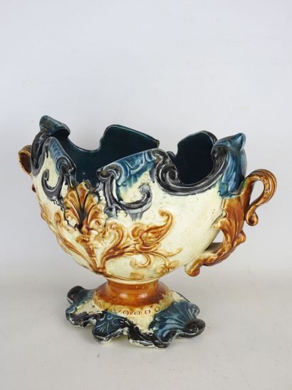 CUP on pedestal in barbotine with rocaille...