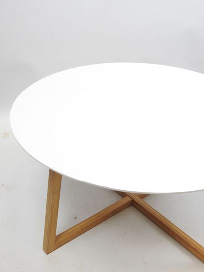 Scandinavian-style circular LOW TABLE, white...