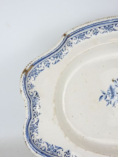 VARAGES : Earthenware scalloped dish with...