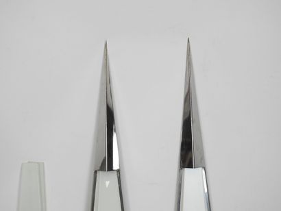 PAIRE d'APPLIQUES de forme triangulaire en...