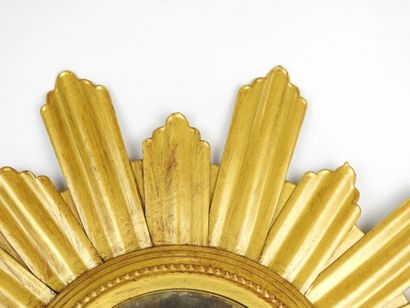 MIROIR sorcière en métal laqué doré. D :...