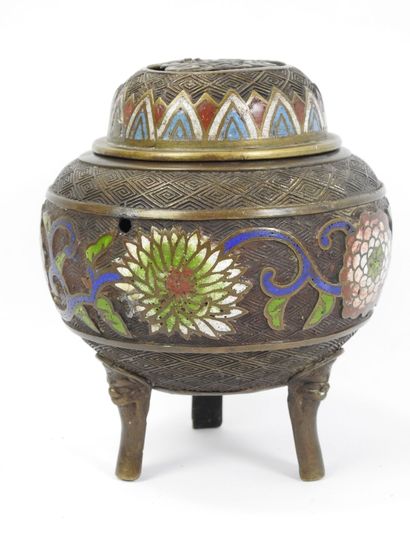 CHINE : Brule parfum tripode en bronze et...