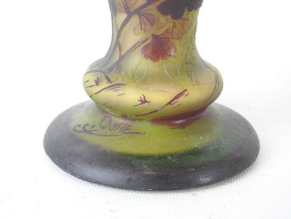 Émile GALLÉ (1846-1904) : Vase en verre multicouche...