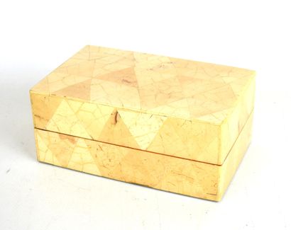 Inlaid wood box. H: 8 - W: 18 - D: 11 cm....