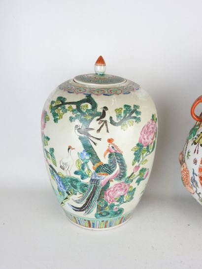 CHINA: Porcelain vase with polychrome enamel...