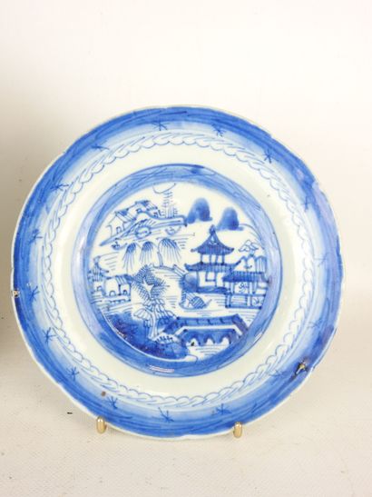 CHINA: Porcelain plate with blue-white decoration...