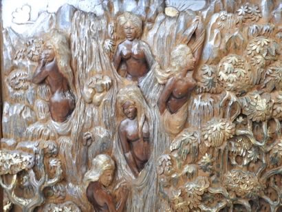 Le bain à la source. Relief en bois sculpté...