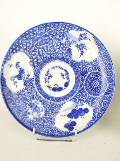 CHINA: Porcelain plate with blue-white decoration...