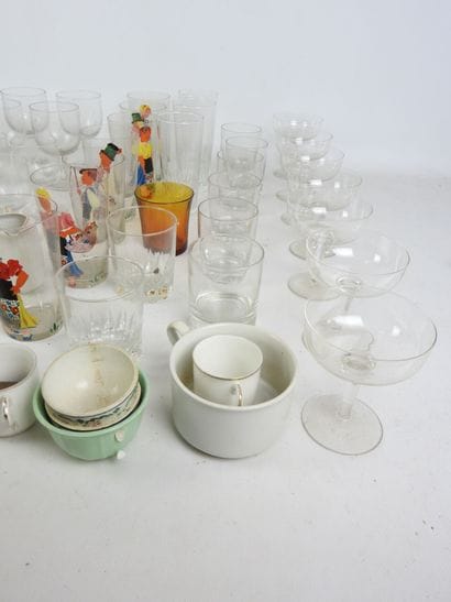 LOT of GLASSES including : 
- 9 water glasses...
