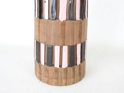 VASE de forme bouteille en terre cuite partiellement...