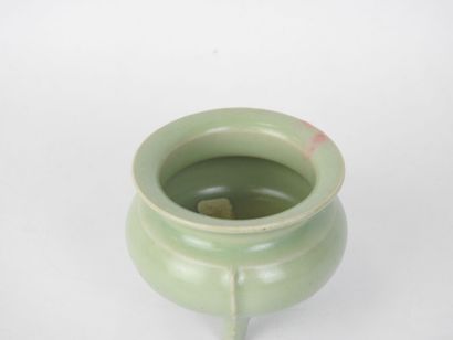 CHINE : Brûle parfum en porcelaine céladon...