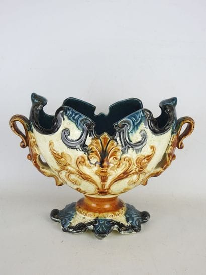 CUP on pedestal in barbotine with rocaille...