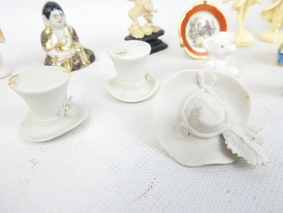 LOT of VITRINARY OBJECTS in porcelain, cookie...