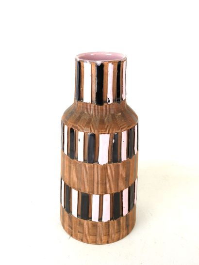 VASE de forme bouteille en terre cuite partiellement...