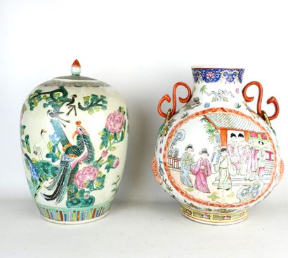 CHINA: Porcelain vase with polychrome enamel...