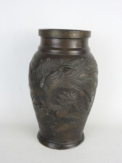 JAPAN : Bronze vase with brown patina decorated...