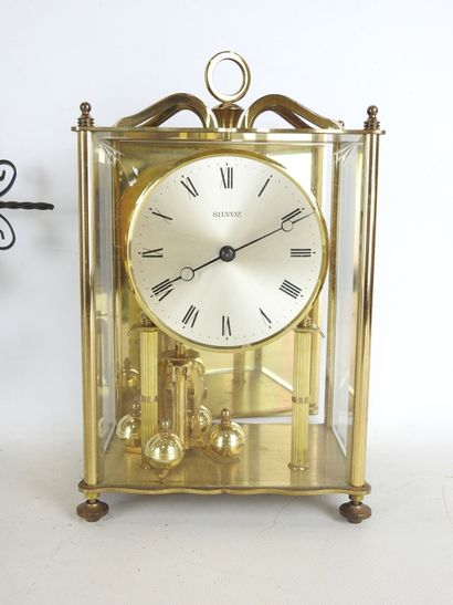 TROPHY : Horloge en fer forgé à décor feuillagé,...