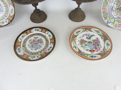 LOT comprising : - Two bronze pedestal bowls...