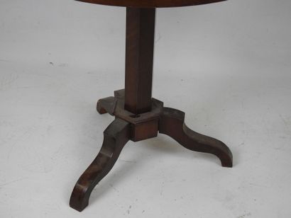 Circular walnut GUERIDON, tilting top inlaid...
