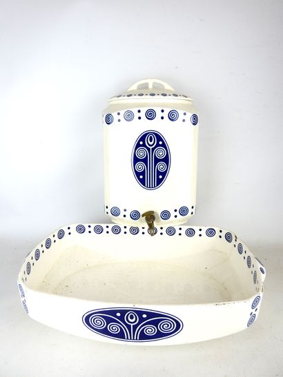 WACHTERSBACH: White earthenware fountain...