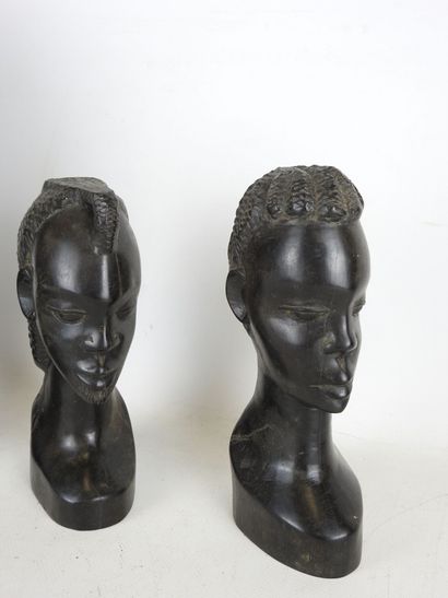 SUITE de trois bustes africanistes en bois...